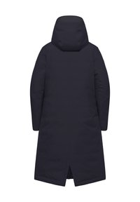 Dolga temno modra parka s kapuco, z ravnim krojem, gladko teksturo in zračno odprtino na hrbtu. Narejena iz vodoodpornega materiala.