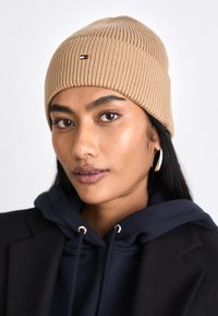Tommy Hilfiger ESSENTIAL FLAG  - Pipo - camel