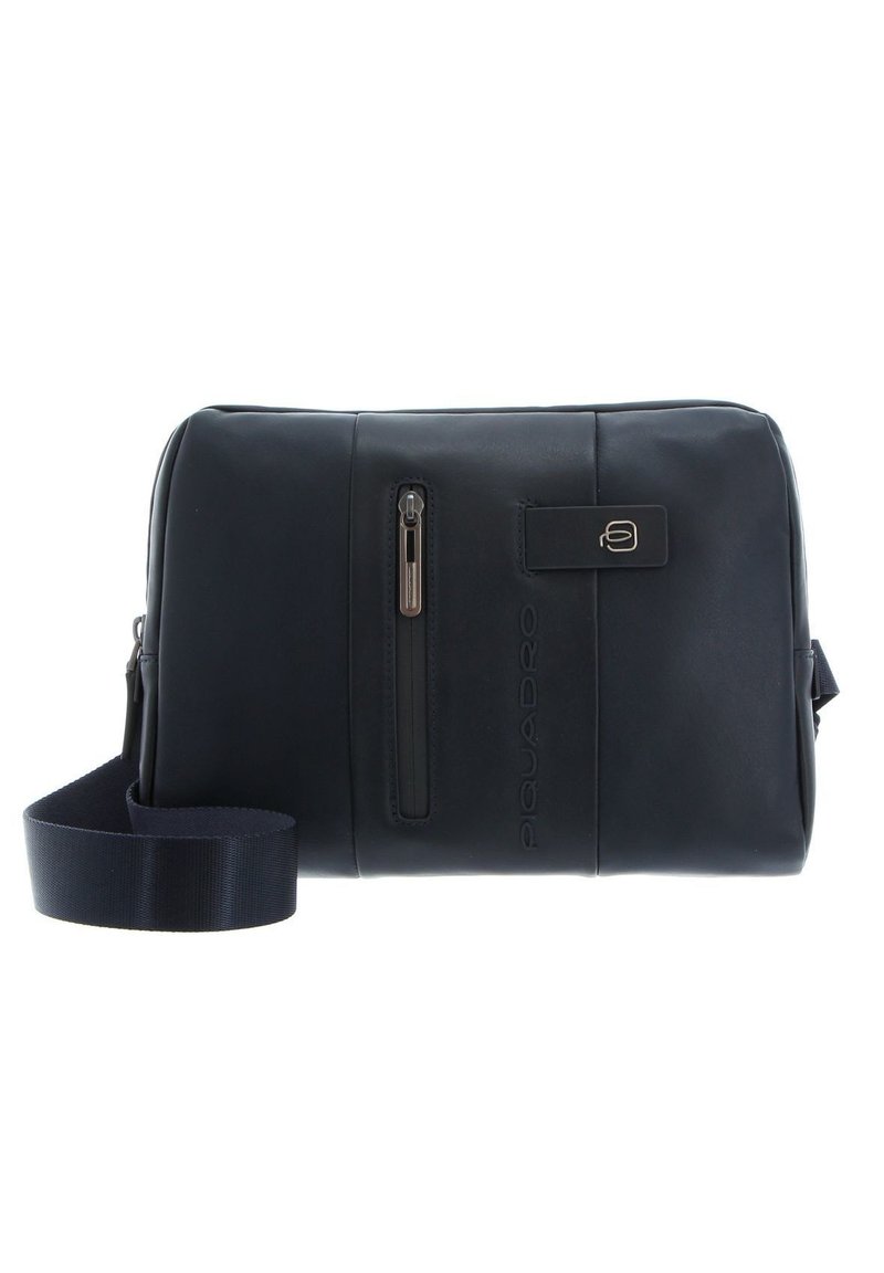 Borsa a tracolla nera in pelle con una texture liscia, dotata di una tasca con zip, tracolla regolabile e dettaglio logo impresso.