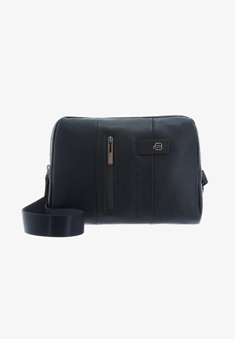 Borsa a tracolla nera in pelle con una texture liscia, dotata di una tasca con zip, tracolla regolabile e dettaglio logo impresso.