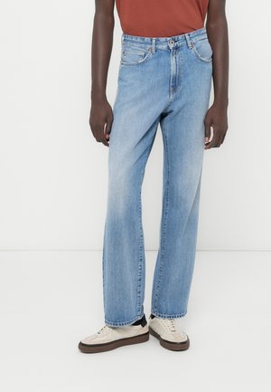 Jeans in denim azzurro chiaro con taglio dritto, dotati di chiusura con bottoni, design classico a cinque tasche e leggere sfumature verso le gambe.