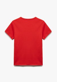 Rode katoenen T-shirt met korte mouwen, ronde hals en gladde textuur; eenvoudige uitvoering zonder logo's of patronen. Alleen achteraanzicht.