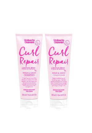 Roze tubes van Umberto Giannini Curl Repair shampoo en conditioner, elk 250 ml, met witte en zwarte tekst, en graphics die de belangrijkste voordelen aangeven.