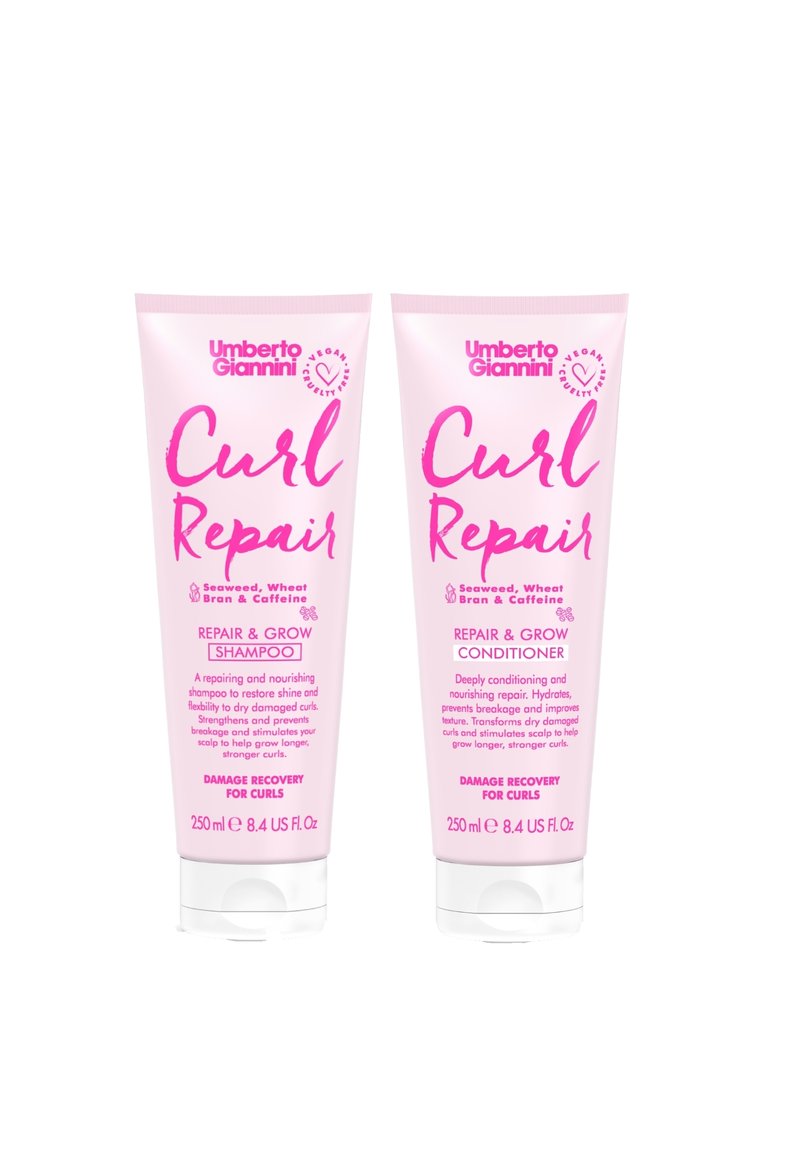 Roze tubes van Umberto Giannini Curl Repair shampoo en conditioner, elk 250 ml, met witte en zwarte tekst, en graphics die de belangrijkste voordelen aangeven.