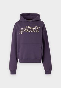 Hanorac cu glugă de culoare violet, prezentând o buzunar frontal de tip kangaroo și un logo grafic alb cu accente de stele. Țesătura pare moale și texturată.