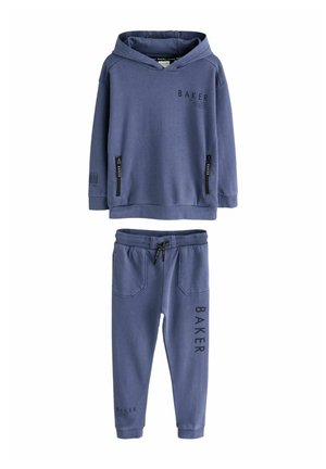 Dwuczęściowy dres w niebieskim kolorze. Bluza z kapturem z kieszenią z przodu i detalami na zamek; dopasowane spodnie z kieszeniami po bokach i nadrukiem logo.