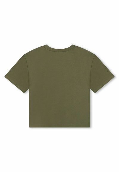 T-shirt verde oliva a maniche corte realizzato in cotone. Presenta un colletto rotondo e cuciture pulite senza grafiche o motivi.