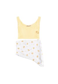 Żółtopasiaste tank top z ramiączkami i logo kaczki; w połączeniu z białymi szortami z nadrukiem kaczki i skośnym cięciem.