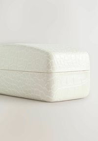 Estuche de gafas rectangular blanco con un patrón de cocodrilo texturizado, acabado suave y una costura sutil a lo largo del borde superior para el cierre.