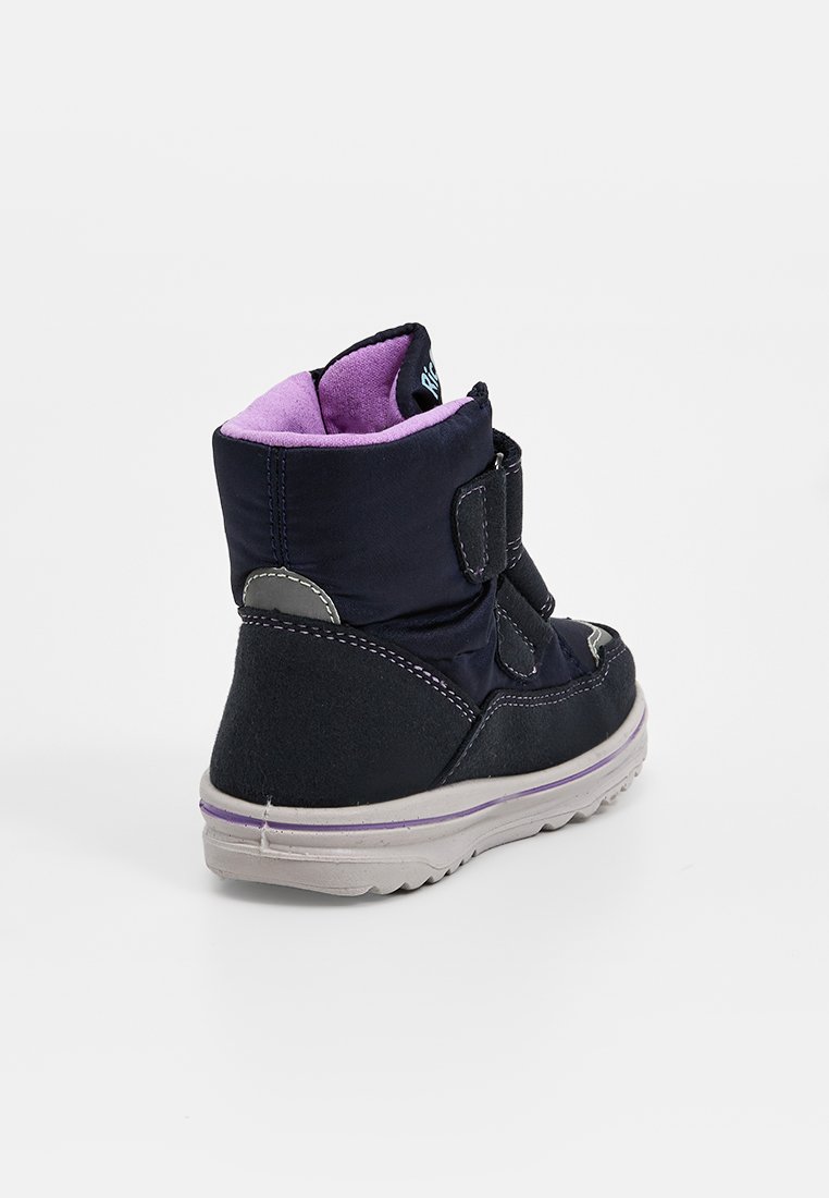 Schwarzer und lila High-Top-Stiefel mit strukturiertem, synthetischen Obermaterial, ausgestattet mit einem Klettverschluss, gepolstertem Kragen und einer Gummisohle mit lila Akzenten.