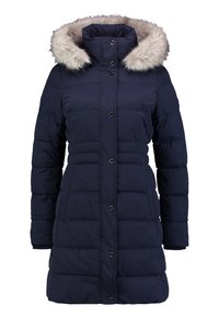 Giubbotto invernale blu scuro con cappuccio foderato in pelliccia sintetica, dotato di chiusura con bottoni, vita aderente e texture trapuntata con tasche laterali.