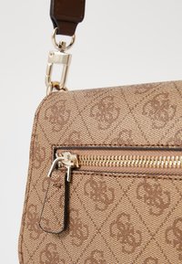 Guess MIETTA FLAP SHOULDER BAG - Borsa a tracolla - latte/brown