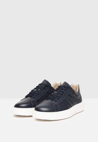 Sneakers in pelle blu navy con finitura liscia, suola in gomma bianca, lacci piatti e design minimalista. Presentano dettagli perforati sui lati.