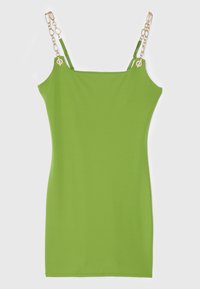 Robe verte ajustée en tissu lisse, avec des attaches en métal doré de style chaîne et un design simple et minimaliste.