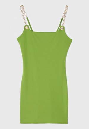 Robe verte ajustée en tissu lisse, avec des attaches en métal doré de style chaîne et un design simple et minimaliste.