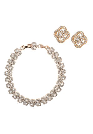 Bracciale in oro e orecchini a bottone abbinati con intricati disegni floreali incastonati con piccoli diamanti scintillanti.