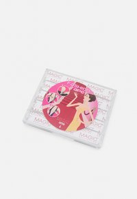 Klart plastemballasje med motetape. Forsiden har en lys rosa sirkulær etikett med illustrasjoner og instruksjoner på en hvit bakgrunn.