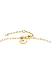 Bracciale d'oro con ciondolo rotondo; presenta un design a catena, chiusura a gabbiano e dettagli incisi sul ciondolo. Texture liscia e rifinitura lucida.