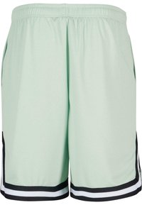 Shorts de sport vert menthe clair avec un tissu texturé, arborant des accents noirs et des détails à rayures blanches le long de l'ourlet et des poches.