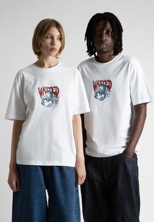 Weiße Baumwoll-T-Shirts mit einem bunten "WASTED"-Grafikdesign. Zwei Modelle tragen lässige blaue Jeanshosen, wobei einer die Hände in den Taschen hat.