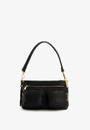 Sac à main en cuir noir avec une finition texturée, comportant deux poches zippées à l'avant, une fermeture éclair en ton doré et une courte bandoulière plate.