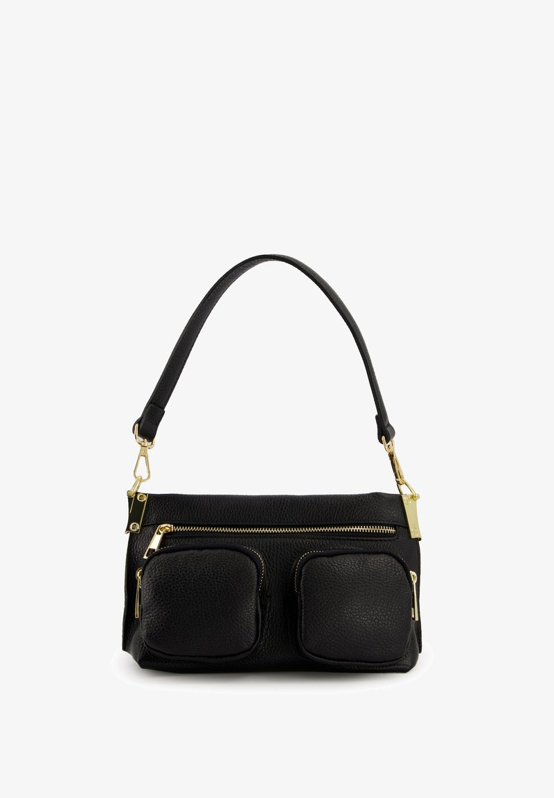 Sac à main en cuir noir avec une finition texturée, comportant deux poches zippées à l'avant, une fermeture éclair en ton doré et une courte bandoulière plate.