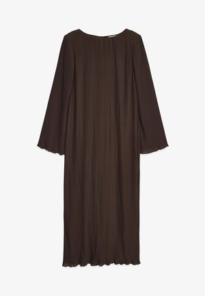 Brūns garās piedurknes kleita, izgatavota no krokotu audumu, ar apaļu kakla izgriezumu un viļņotu apakšmalu. Dizains ir līdz grīdai un nedaudz brīvs.