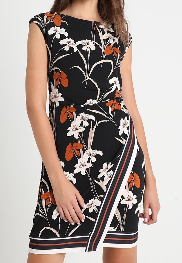 Vestido floral de tela negra, con patrones en blanco y naranja, mangas cortas, un diseño ajustado y un acento de dobladillo a rayas.
