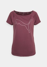 Röd kortärmad träningströja i slät tyg, med en vit hoppande puma-logotyp på framsidan och en vid halsringning.