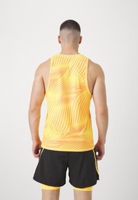 Puma RUN FAVORITE AOP SINGLET M - Top - sun stream
