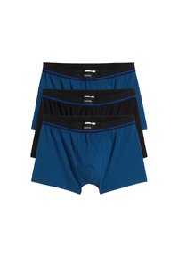 Tre paia di boxer da uomo impilati, due blu con strisce nere e uno nero solido, tutti con fasce in vita nere etichettate "CASUAL".