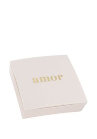 Fyrkantig, ljusrosa låda med en slät textur och guldtexten "amor" på toppen. Kanterna är lätt rundade, vilket ger ett mjukt intryck.