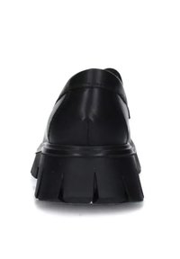 Scarpa in pelle nera con punta tondeggiante, caratterizzata da una suola in gomma spessa e seghettata e dettagli di cucitura minimi sulla parte superiore.