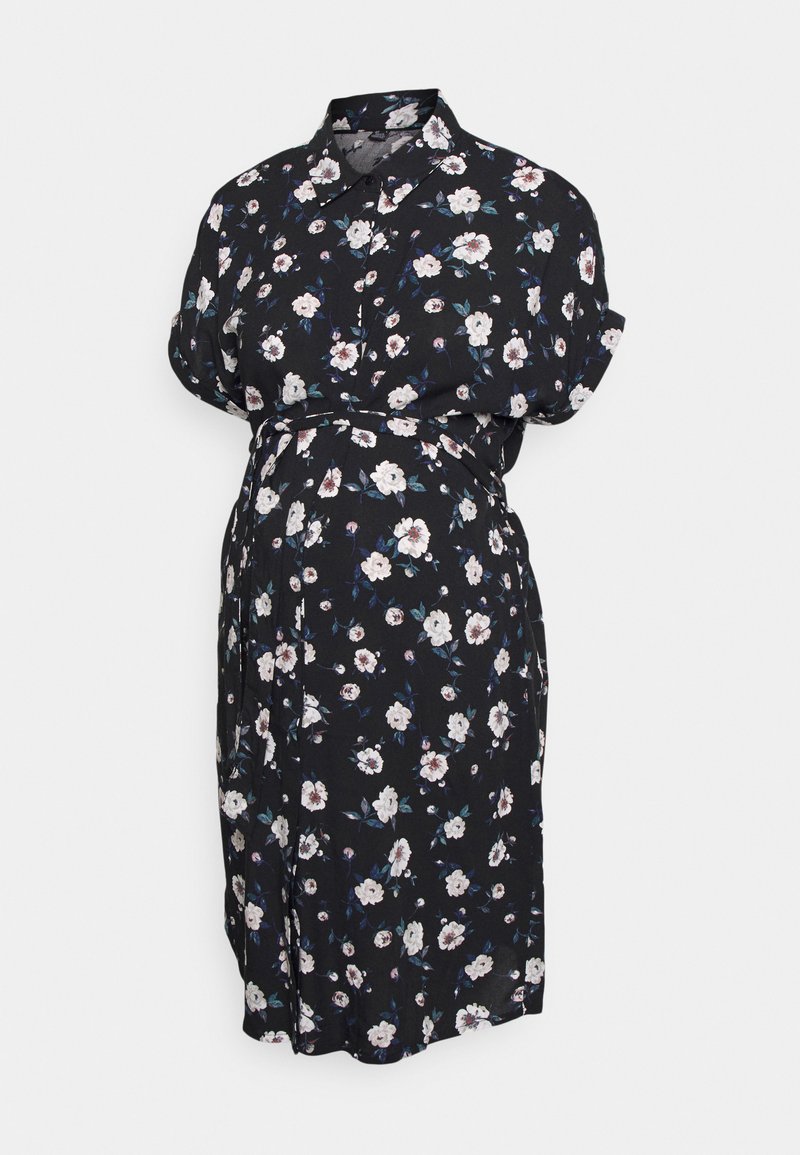 Vestido floral preto feito de tecido leve. Apresenta mangas curtas dobradas, colarinho com botões, faixa na cintura e padrão floral branco com acentos verdes.