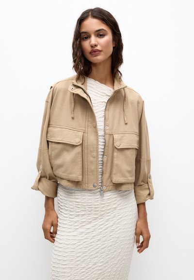 Urban Classics Ladies Arrow Windbreaker White/ Black | Queens