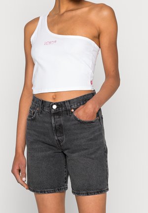 Vit enaxlad topp med Levi's logotyp och svarta högmidjade denimshorts. Shortsen har fem fickor och metallknappstängning.
