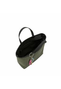 Zielona torba syntetyczna na ramię z czarnymi uchwytami, wyposażona w wewnętrzną kieszeń, srebrne okucia oraz kolorowy brelok w formie zawieszki.