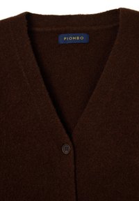 Brauner Wollcardigan mit V-Ausschnitt, einer einzelnen Knopfleiste und einem weichen, strukturierten Stoff. Das Etikett trägt die Aufschrift "PIOMBO" in Blau und Gelb.