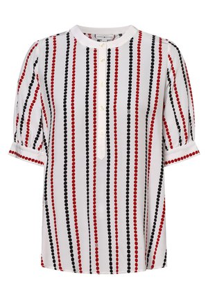 Hvid bluse med lodrette røde og sorte prikkede striber, korte puffede ærmer, knaplukning foran og små logodetaljer.