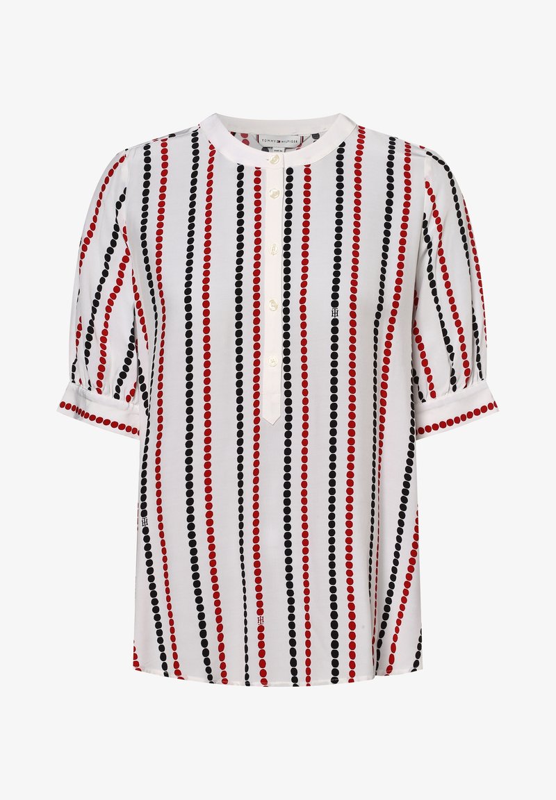 Blouse blanche avec des rayures verticales rouges et noires à pois, manches courtes bouffantes, patte de boutonnage à l'avant et petits détails de logo.