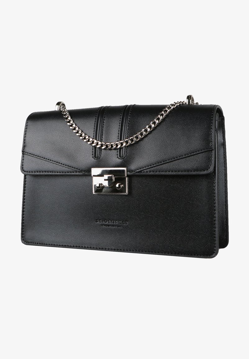 schwarze Lederhandtasche mit strukturierter Oberfläche, silberner Kettenriemen und polierter Metallverschluss. Verfügt über gefalteten oberen Teil und geprägtes Logo.