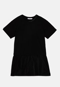 Must must koos pehme puuvillase ülaosa, millel on lühikesed varrukad ja volditud, voolav seelikuosa kergest kangast. Calvin Kleini logo kaelaõmblusel.