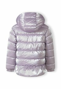 Veste à capuche rembourrée en matériau lavande brillant. Présente des sections matelassées horizontales et des poignets élastiques pour un ajustement confortable.