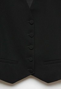 Schwarze Weste mit einer feinen Textur, ausgestattet mit sechs runden Knöpfen an der Vorderseite und zwei Seitentaschen. Maßgeschneidertes Design mit klassischem Schnitt.