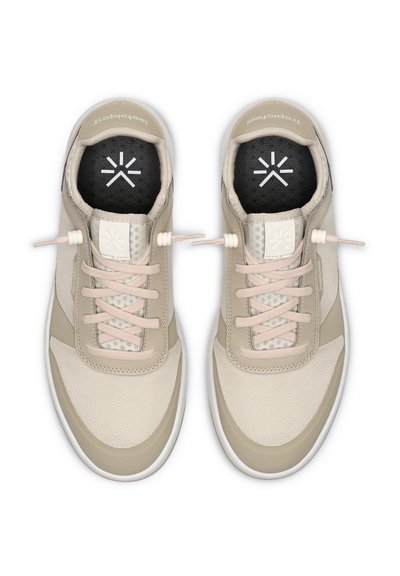 Beige tenisky s vrchní částí z prodyšné a hladké kůže, plochými tkaničkami, vzorovaným interiérem a logem na jazyku. Lehké provedení.