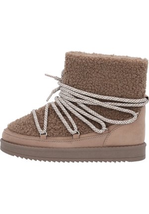 Brune shearling ankelstøvle med en tekstureret overdel og et kontrasterende glat ruskinds-panel. Har brede, mønstrede snørebånd og en flad sål.