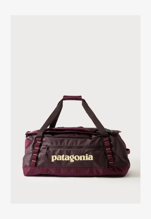 Borsa da viaggio Patagonia color mogano con tasca frontale con zip e doppi manici, su sfondo chiaro uniforme.