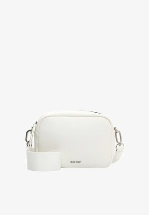Sac bandoulière blanc compact avec une sangle large réglable, des éléments métalliques argentés et un petit logo de la marque au centre avant.