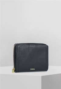Portefeuille en cuir bleu marine avec une finition texturée, fermeture éclair et logo doré. Il possède une forme rectangulaire et des détails de couture le long des bords.