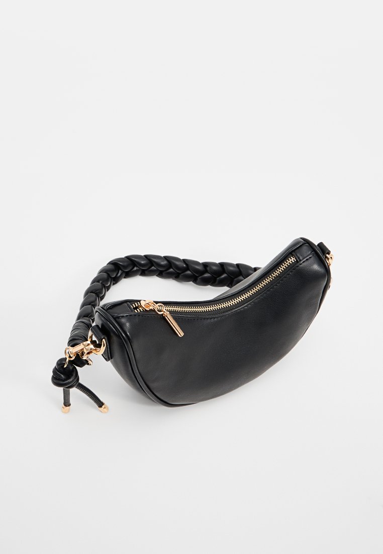 Zwarte leren handtas met een gebogen vorm, gevlochten schouderband en gouden rits. Beschikt over een soepele textuur en een minimalistisch ontwerp.